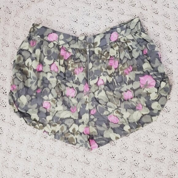 ARITZIA WILFRED- High Waisted Retro Pleated Lounging Shorts [27-28 Waist] - Picture 9 of 15